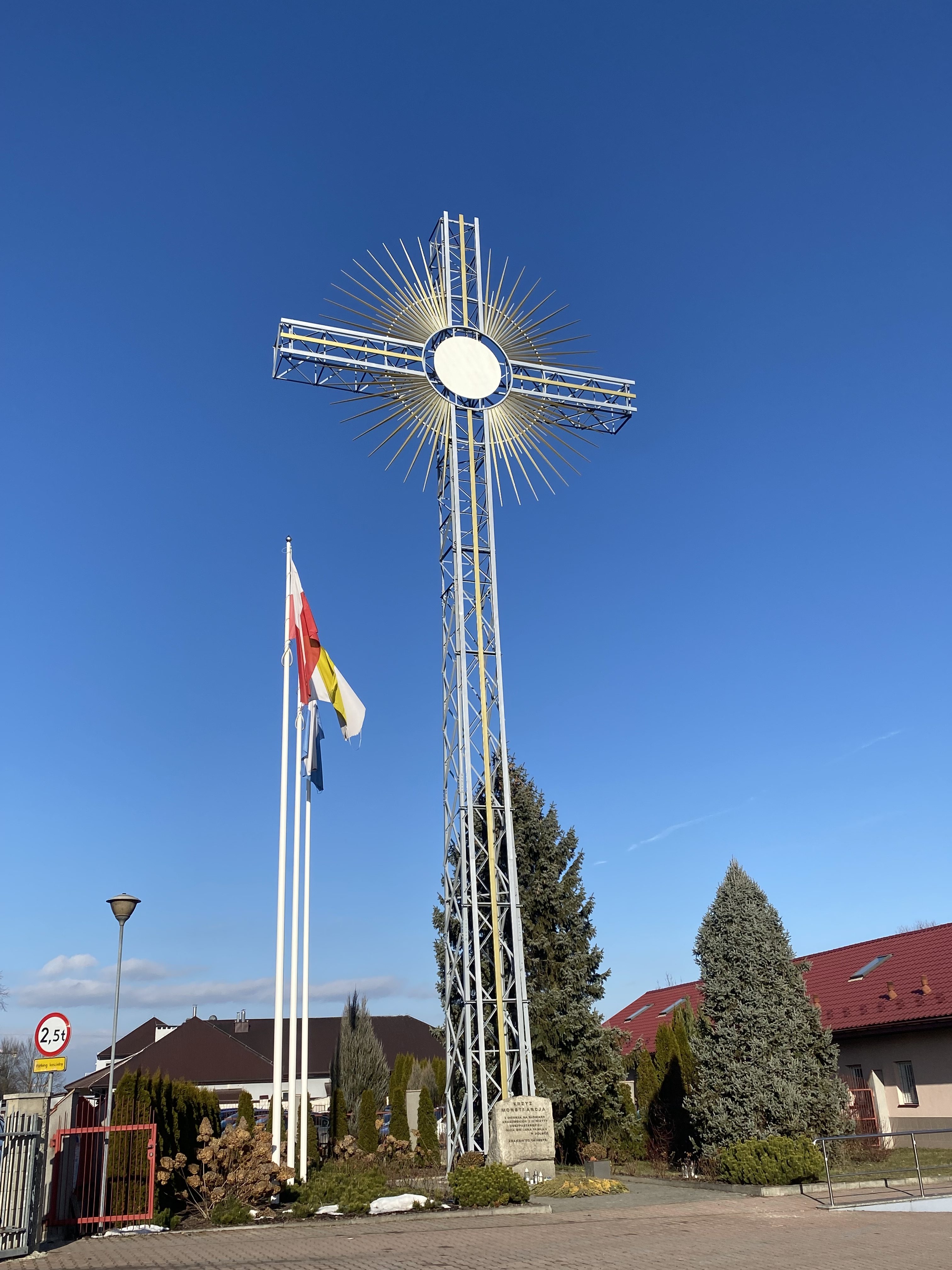 Krzyż Papieski na Prądniku odzyskał swój blask.